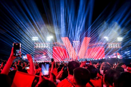 Với chuỗi hoạt động: Đêm diễn tại sân vận động Mỹ Đình, phát hành "Tổ quốc trong tim: The concert film" tại các rạp chiếu và đưa bộ phim đến nhiều trường đại học trên toàn quốc, Chương trình nghệ thuật chính luận đặc biệt "Tổ quốc trong tim" do Báo Nhân Dân phối hợp Thành phố Hà Nội tổ chức đã tạo nên một hiện tượng văn hóa-nghệ thuật đặc biệt. Ảnh: Thành Đạt