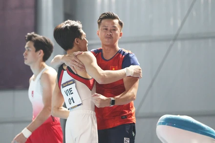 Huấn luyện viên Trương Minh Sang ăn mừng chiến thắng của học trò.