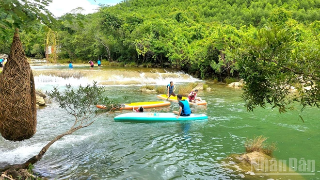 Quảng Bình (cũ) nay là Quảng Trị có rất nhiều dòng suối hoang sơ, trong vắt và mát lành, đang là điểm đến hấp dẫn cho du khách trong hè này.
