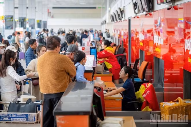 Dự báo Tết Nguyên đán năm nay, sản lượng hành khách đi lại qua Cảng Hàng không quốc tế Nội Bài có thể đạt tăng trưởng hai con số, thiết lập “đỉnh” mới.