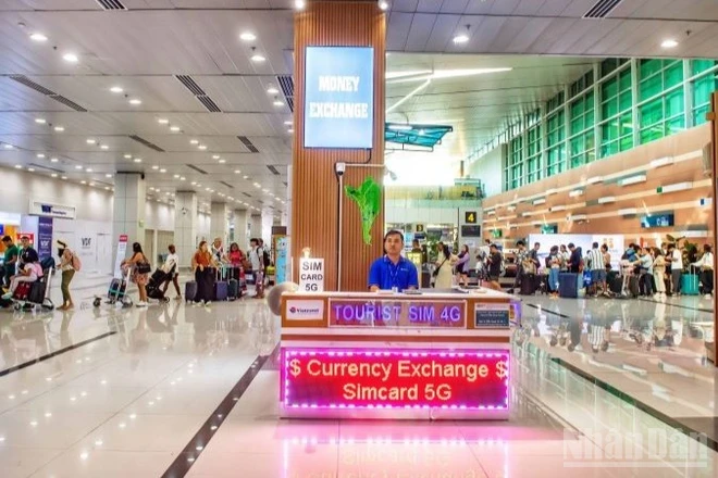 Cảng Hàng không quốc tế Phú Quốc phục vụ 371 chuyến bay trong nước (116.830 khách) và 396 chuyến bay quốc tế (143.643 khách), tăng 46% về số chuyến và 37% về lượt khách so với cùng kỳ Tết năm trước.