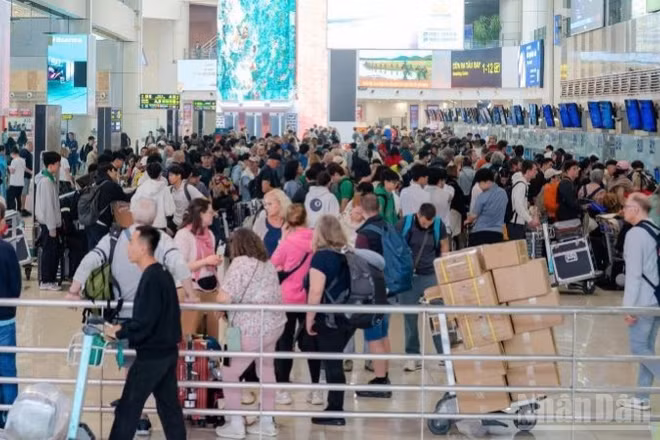 Cảng Hàng không quốc tế Nội Bài ghi nhận sản lượng hành khách và chuyến bay trong ngày 22/2 cao kỷ lục, đánh dấu cao điểm trở lại làm việc, học tập của người dân sau kỳ nghỉ dài ngày.