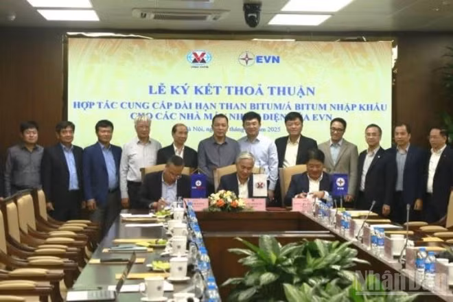 Đại diện lãnh đạo TKV và EVN, EVNGENCO1 ký thỏa thuận cung cấp than nhập khẩu dài hạn.