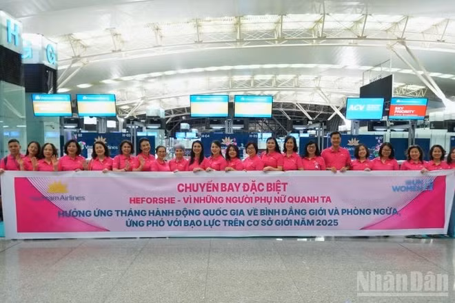 Đại diện Vietnam Airlines, UN Women và các đơn vị đồng hành chụp ảnh lưu niệm tại sân bay Nội Bài trước chuyến bay đặc biệt HeForShe - “Bình đẳng giới vì những người phụ nữ quanh ta”.