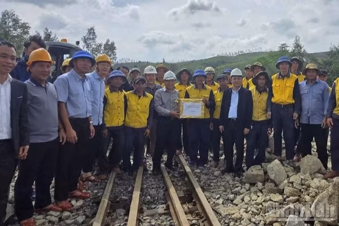 Thứ trưởng Xây dựng Nguyễn Danh Huy (mũ trắng, áo xám, đứng giữa) thị sát chỉ đạo công trường khắc phục sự cố đường sắt và tặng quà công nhân thi công.