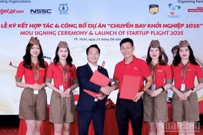 Lễ công bố sáng kiến “Chuyến bay Khởi nghiệp” diễn ra tại Thành phố Hồ Chí Minh vừa qua, có sự tham dự của đại diện Chính phủ, lãnh đạo thành phố và chuyên gia từ Viện Công nghệ Ấn Độ.