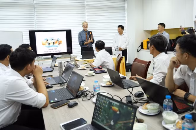 Ông Ron Newport, Nhà sáng lập Học viện ảnh nhiệt IRT đang giảng bài cho các kỹ sư.