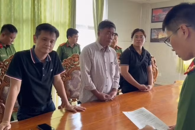 Cơ quan chức năng làm việc với các bị can. (Ảnh: Công an cung cấp)