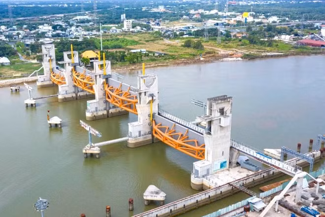 Một cống ngăn triều thuộc giải quyết ngập do triều khu vực Thành phố Hồ Chí Minh có xét đến yếu tố biến đổi khí hậu, giai đoạn 1. 