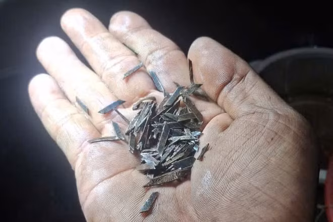 Các miếng sắt được cắt nhọn rải trên đường do cơ quan chức năng thu gom được. (Ảnh: Công an cung cấp)
