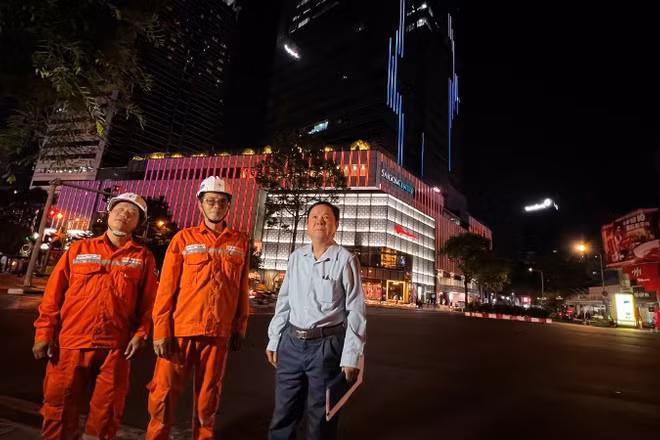 Nhân viên Công ty Điện lực Sài Gòn làm việc với đơn vị quản lý bảng quảng cáo ngoài trời. 