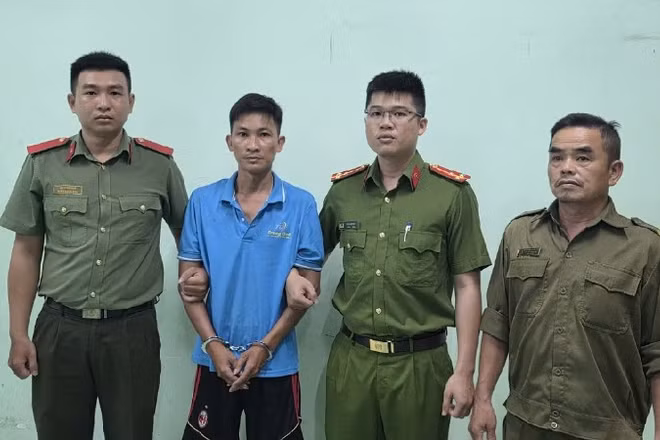 Đối tượng Bùi Trung Quốc (áo xanh) tại Cơ quan Công an. (Ảnh: Công an cung cấp)