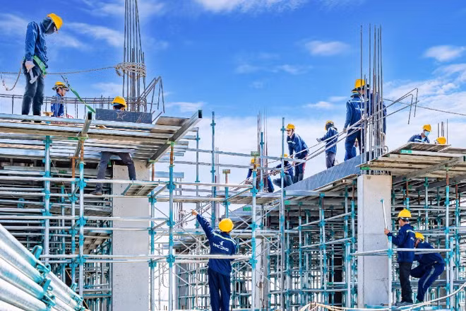 Công nhân thi công một dự án phía nam Thành phố Hồ Chí Minh. 
