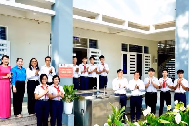 Đại diện Công ty EPS, Đoàn Phường Phú Mỹ và nhà trường bàn giao công trình thanh niên “Nước sạch cho em”.