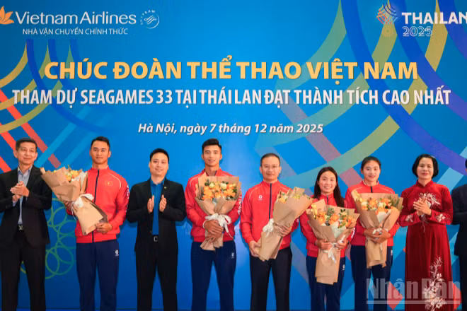 Đại diện Vietnam Airlines tặng hoa chúc mừng và động viên các vận động viên tại lễ tiễn đoàn trước giờ khởi hành tham dự SEA Games 33 tại Thái Lan.