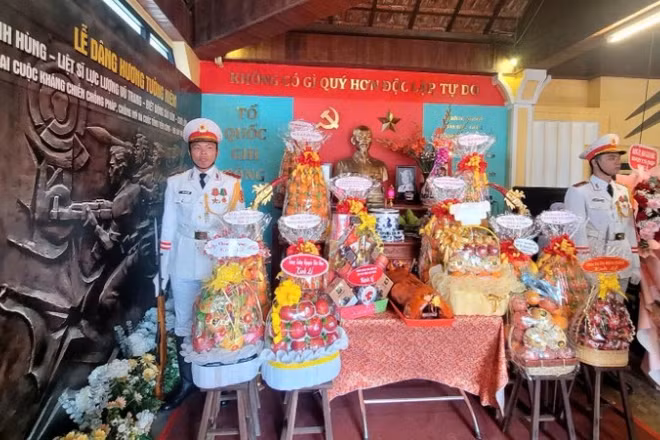Lễ dâng hoa, dâng hương các Anh hùng liệt sĩ hy sinh trong cuộc kháng chiến chống Pháp, chống Mỹ, Cuộc Tổng tiến công và nổi dậy Xuân Mậu Thân 1968 diễn ra trang trọng.