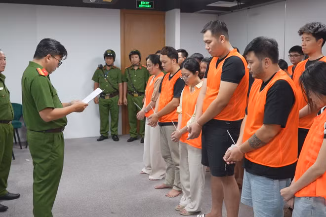 Các bị can tại cơ quan chức năng. 