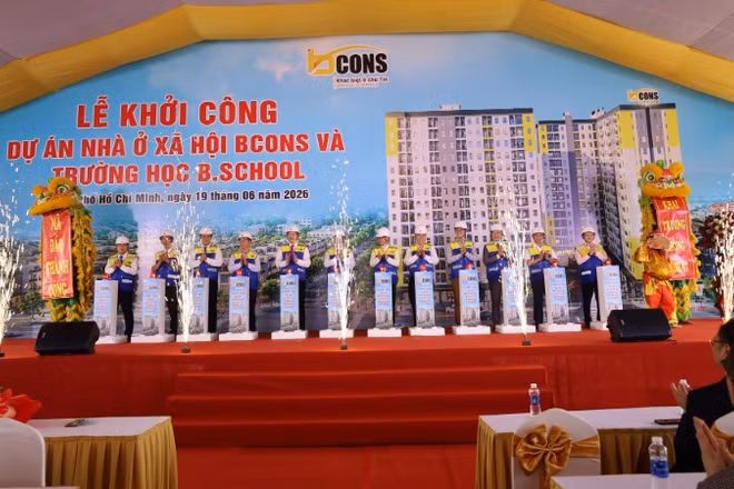 Các đại biểu thực hiện nghi thức khởi công dự án. 