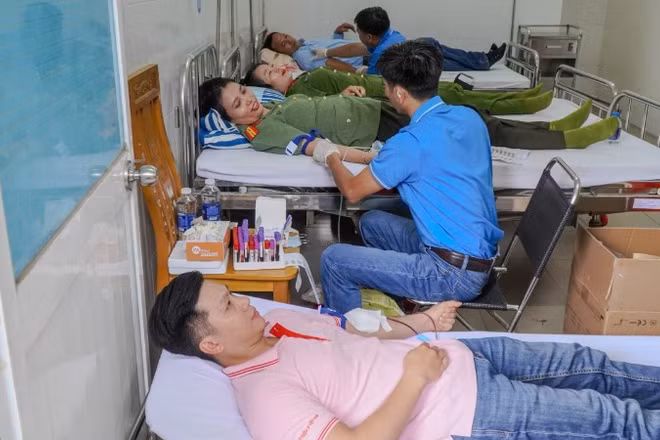 Cán bộ, chiến sĩ Công an thành phố Đồng Nai tham gia hiến máu nhân đạo. 