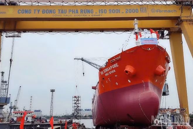 Tàu chở dầu/hóa chất số 5 trước giờ hạ thủy.