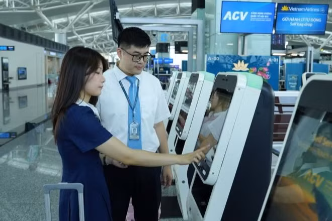 Đội ngũ nhân viên của Vietnam Airlines luôn sẵn sàng hỗ trợ hành khách khi cần thiết.