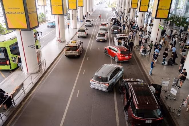 Khu vực đón trả khách Cảng Hàng không quốc tế Nội Bài khá trật tự, ngăn nắp trong ngày đầu triển khai phân luồng giao thông mới.
