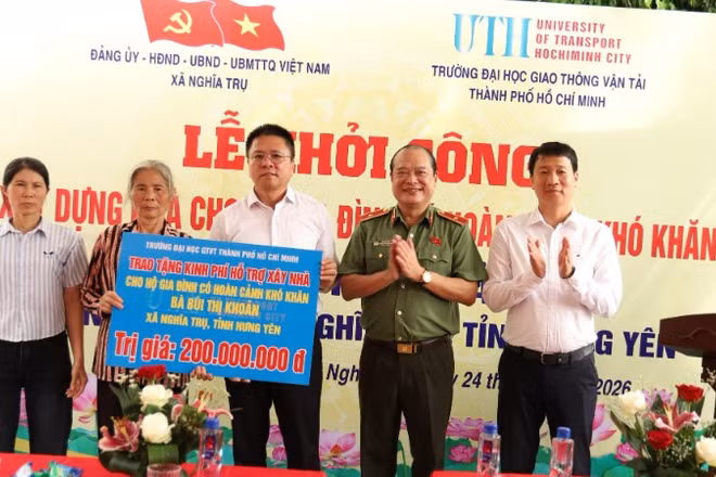 Đại diện Bộ Công an, lãnh đạo xã Nghĩa Trụ, lãnh đạo Trường đại học Giao thông vận tải Thành phố Hồ Chí Minh trao kinh phí xây nhà mới đến gia đình bà Bùi Thị Khoản, thôn Thọ Vực, xã Nghĩa Trụ. (Nguồn: UTH)