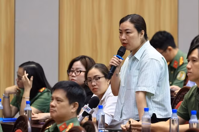 Người dân nêu ý kiến tại buổi đối thoại. (Ảnh: TRỌNG ANH)
