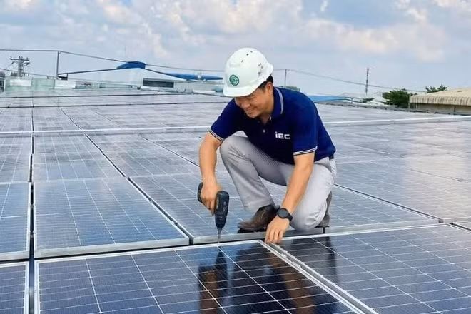 Lắp đặt điện mặt trời tại một doanh nghiệp. (Ảnh: Lê Anh)