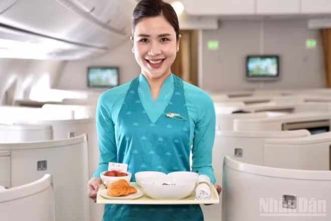 Trong mùa hè năm nay, Vietnam Airlines phục vụ vải trứng Hưng Yên trên các chuyến bay từ ngày 23/5 đến 31/5 và mận hậu Sơn La từ ngày 16/6 đến 22/6.
