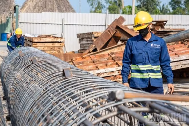 Hàng nghìn kỹ sư, công nhân miệt mài bám trụ công trường thi công đường cao tốc Đồng Đăng-Trà Lĩnh, thi công “xuyên lễ”.