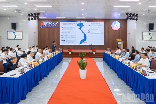 Các đại biểu tham dự hội thảo về kết nối nguồn lực đầu tư và thi công dự án hạ tầng.