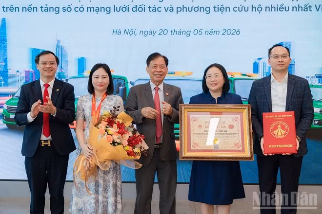 Ông Thang Văn Phúc - Nguyên Thứ trưởng Nội vụ, Chủ tịch Trung ương Hội Kỷ lục gia Việt Nam trao bằng xác lập kỷ lục cho đại diện VETC. 