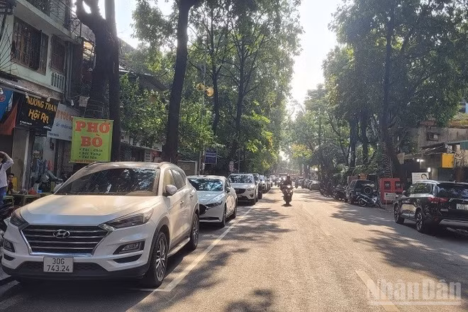 Vào các khung giờ cao điểm, chỉ cần vài phương tiện dừng chờ lấy vé hoặc thanh toán phí gửi xe cũng đủ tạo thành những điểm nghẽn cục bộ.