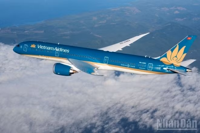 Vietnam Airlines là hãng hàng không Việt Nam duy nhất, đồng thời là một trong 3 hãng hàng không toàn cầu lọt Top 100 doanh nghiệp lớn nhất Đông Nam Á, bên cạnh Singapore Airlines và Thai Airways International.