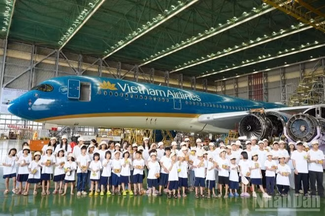 Các em nhỏ trải nghiệm thực tế tại cơ sở bảo dưỡng máy bay của VAECO, đơn vị thành viên thuộc Vietnam Airlines.