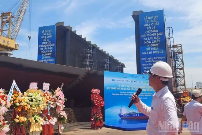 Đại diện lãnh đạo Công ty Đóng tàu Bạch Đằng chỉ đạo kỹ thuật tiến hành hạ tổng đoạn chuẩn, đặt ky đóng mới tàu dầu/hóa chất dung tích 14.000 m³.