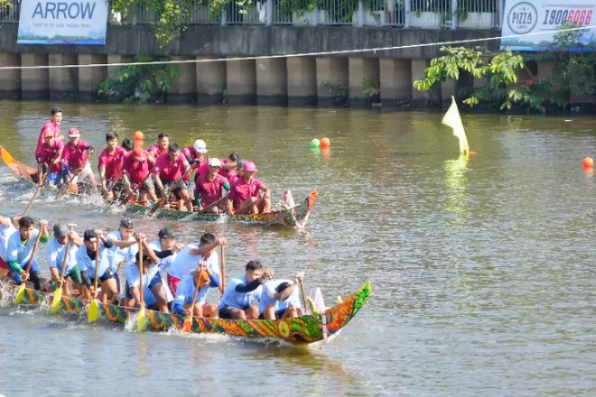 Không gian mặt nước trên kênh Nhiêu Lộc-Thị Nghè được địa phương dùng để tổ chức Cuộc thi đua nghe Ngo. 