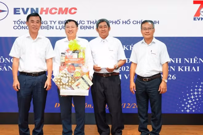 Lãnh đạo Tổng Công ty tặng quà chúc mừng Công ty Điện lực Gia Định.