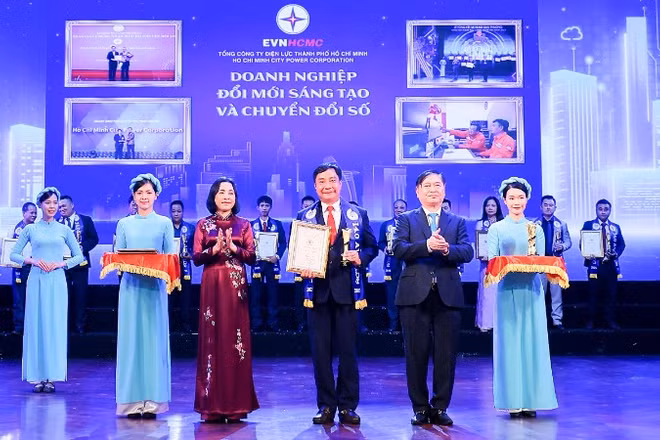 Ông Nguyễn Thanh Nhã, Phó Tổng giám đốc EVNHCMC đại diện EVNHCMC (thứ 3 từ phải qua) thay mặt đơn vị nhận giải thưởng.