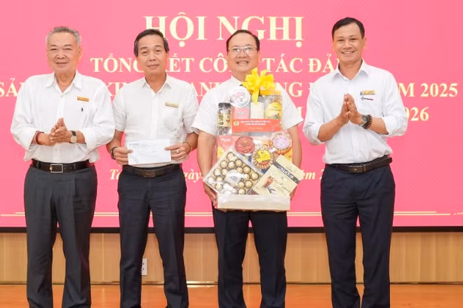Đồng chí Phạm Quốc Bảo, Bí thư Đảng ủy, Chủ tịch HĐTV (bìa trái) và đồng chí Phạm Văn Thảo, Phó Chủ tịch Công đoàn EVNHCMC tặng quà chúc mừng hội nghị.