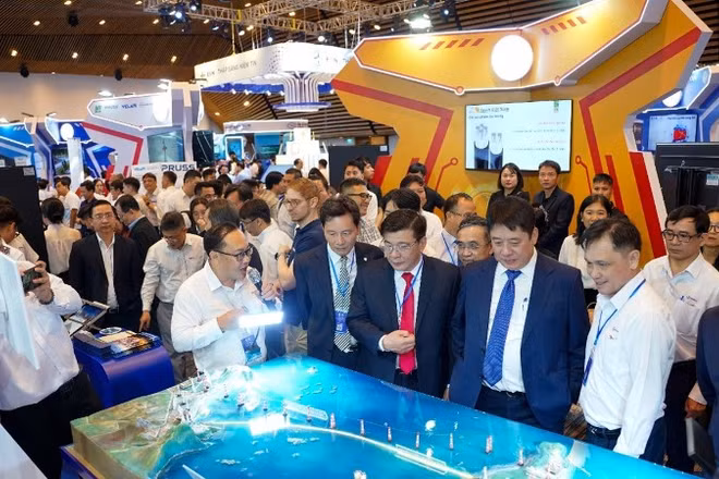 Đại diện EVNSPC giới thiệu thành quả ứng dụng thực tiễn của đơn vị tại Hội nghị khoa học công nghệ ngành Điện lực toàn quốc. (Ảnh: EVNSPC)