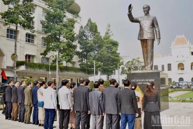 Đoàn đại biểu Đảng bộ, Chính quyền tỉnh Hủa Phăn tổ chức dâng hoa tại Tượng đài Chủ tịch Hồ Chí Minh.