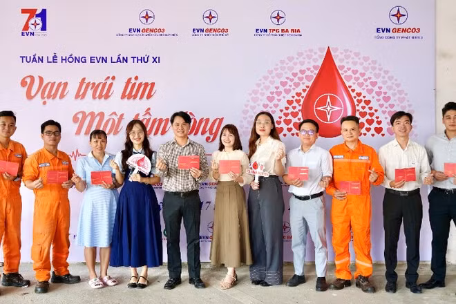 Đông đảo cán bộ, công nhân viên, người lao động Tổng công ty Phát điện 3 tham gia hiến máu.
