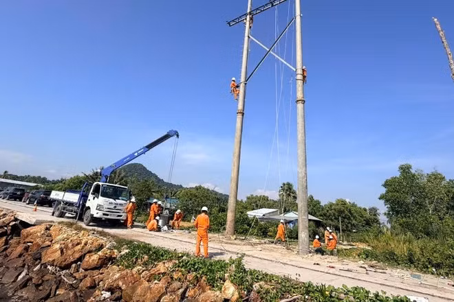 Ngành điện gấp rút triển khai xây dựng tạm đoạn tuyến trên không với khoảng năm trụ (tính từ trụ đấu nối cáp ngầm tiếp bờ hiện hữu) đến vị trí điểm sự cố.