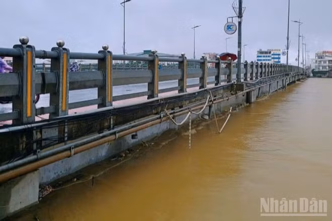 Nước lũ đã chạm dầm cầu Châu Ổ (lý trình Km1036+ 261 tuyến quốc lộ 1 qua địa bàn xã Bình Sơn, tỉnh Quảng Ngãi), uy hiếp an toàn công trình.