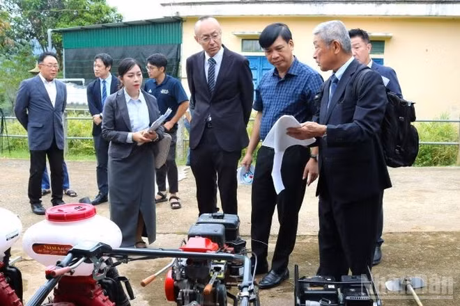 Cơ quan Hợp tác Quốc tế Nhật Bản (JICA) phối hợp Hợp tác xã Farmers’Co-op của Nhật Bản bàn giao thiết bị nông nghiệp dùng cho canh tác tỏi cho nông dân xã Na Ngoi.