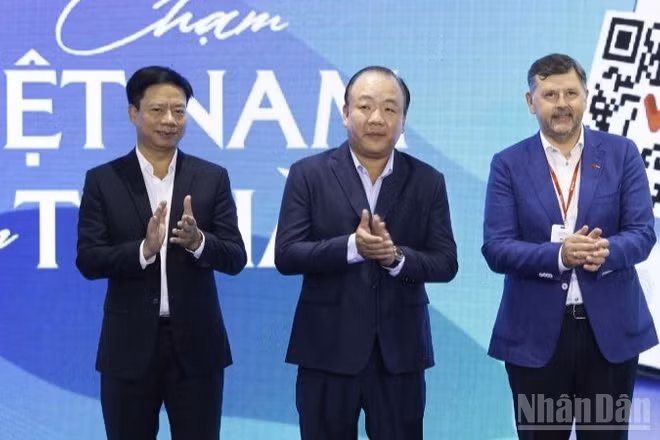 Dưới sự chứng kiến của lãnh đạo Cục Quản lý và Phát triển thị trường trong nước (Bộ Công thương), đại diện Tập đoàn Central Retail Việt Nam và Công ty cổ phần Thanh toán Quốc gia Việt Nam (Napas) tổ chức ký hợp tác triển khai Viet QR pay và tôn vinh sản phẩm Việt.