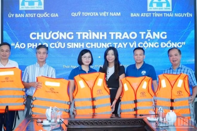 Quỹ Toyota Việt Nam (TVF) phối hợp cùng Ủy ban An toàn giao thông Quốc gia, Ban An toàn giao thông tỉnh Thái Nguyên tặng áo phao cứu sinh cho người dân và học sinh vùng chịu ảnh hưởng của thiên tai tại Thái Nguyên.