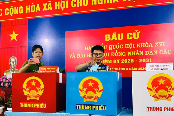 Các cử tri bỏ phiếu tại xã Xuân Thới Sơn. (Ảnh: Công an cung cấp)